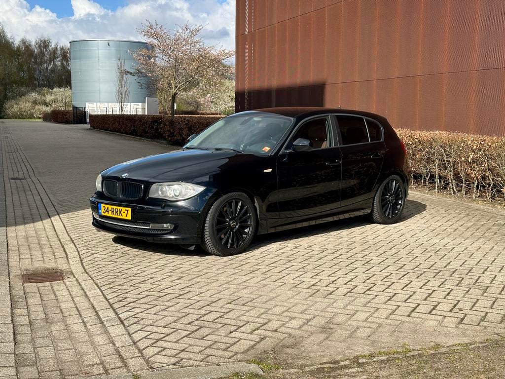 BMW 1-Serie 2.0 118i 5DR 2011 Zwart, Auto's, BMW, Particulier, 1-Serie, ABS, Airbags, Airconditioning, Bluetooth, Centrale vergrendeling