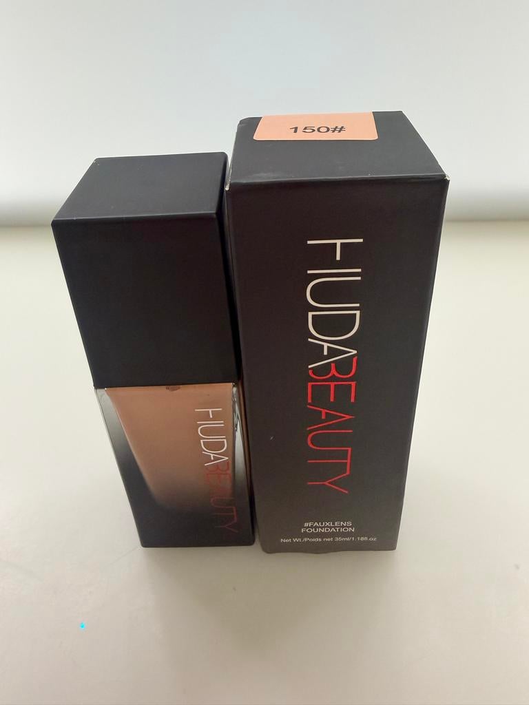 Huda Beauty Fauxlens Foundation - Nieuw - 150, Gehele gezicht, Beige, Ophalen of Verzenden, Zo goed als nieuw