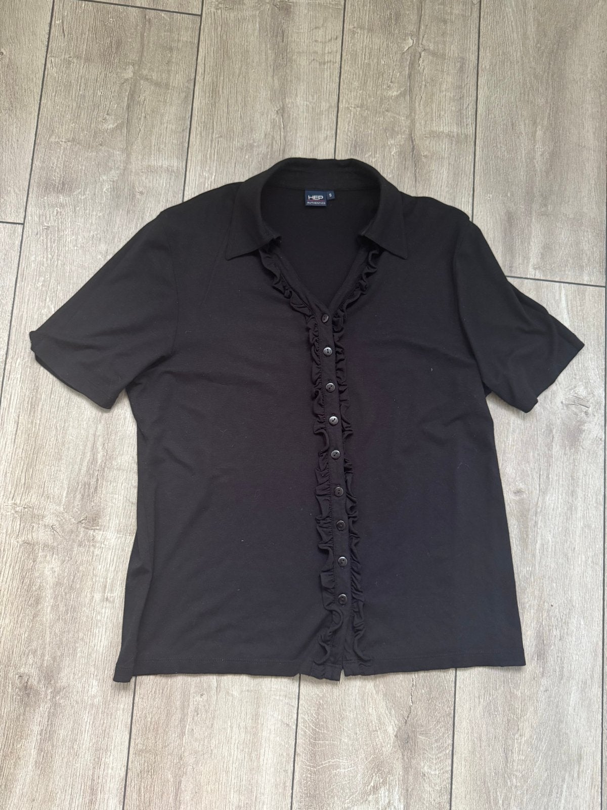 Zwart HEP blouse met korte mouwen en ruches. Maat S, Ophalen of Verzenden, Zo goed als nieuw, Maat 36 (S), Zwart