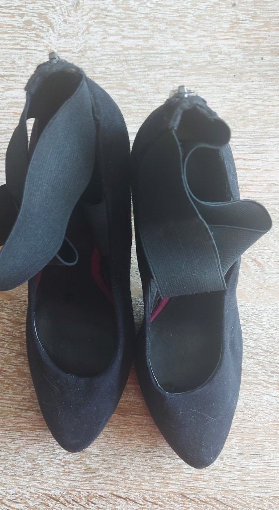 Zwarte suède pumps met enkelband, maat 40, Pumps, Zwart, Ophalen of Verzenden, Graceland