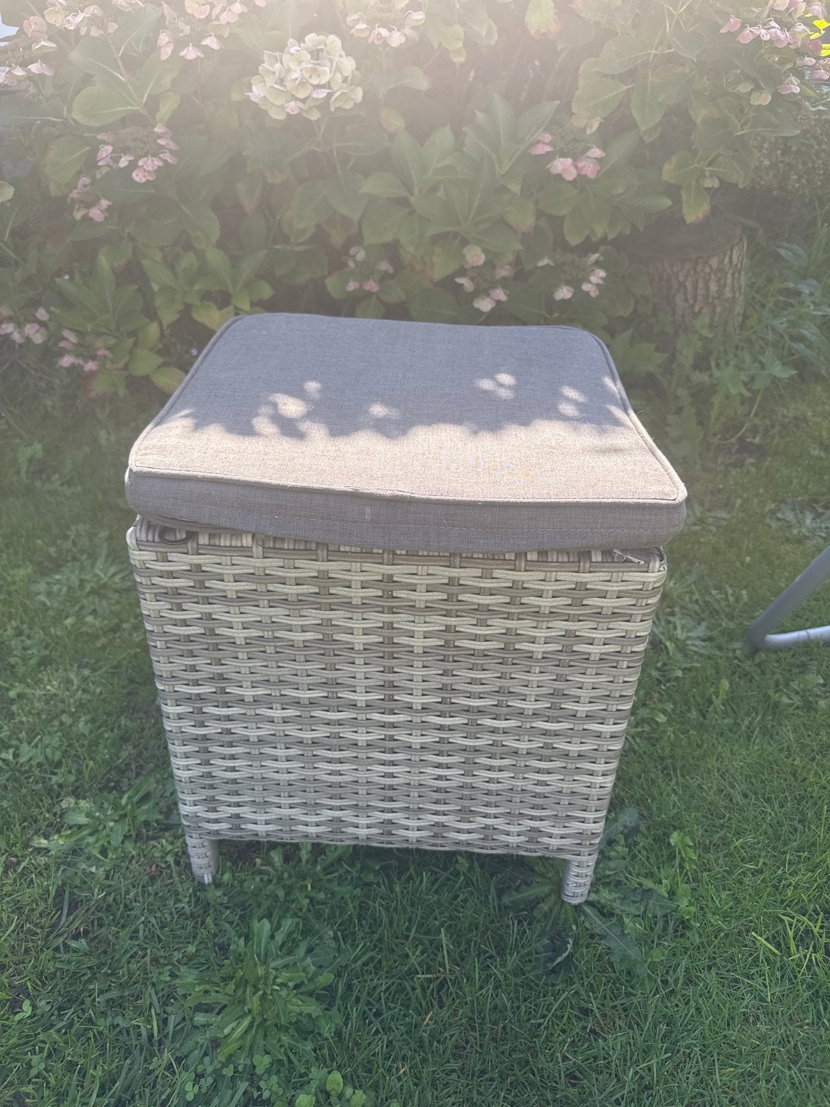 2 Wicker voetenbankje met kussen, Tuin en Terras, Ophalen of Verzenden, Zo goed als nieuw, Wicker