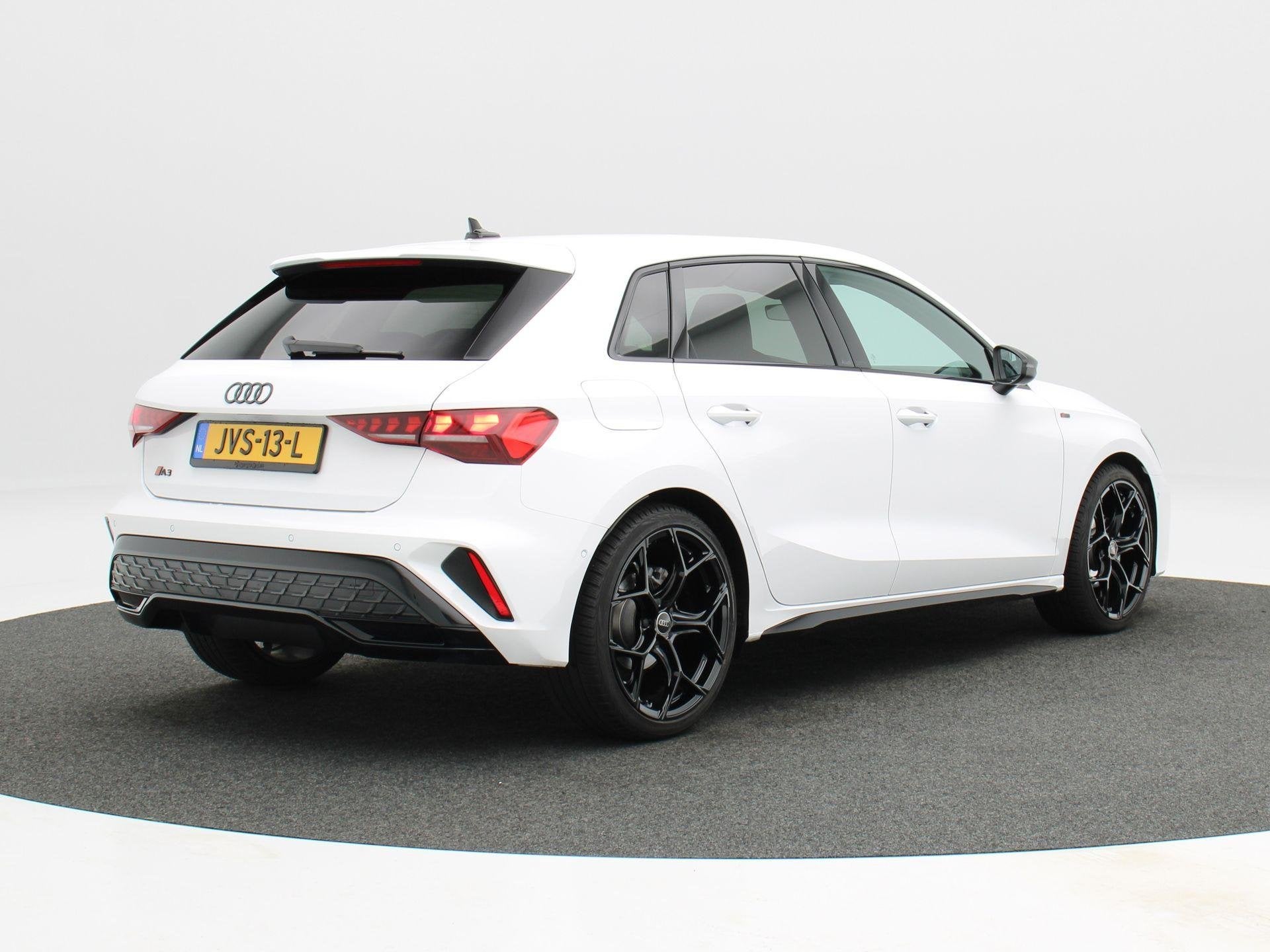 Audi A3 Sportback 30 TFSI | 116 PK | S edition | | Privacy g, 1498 cc, 4 cilinders, 1290 kg, Wit