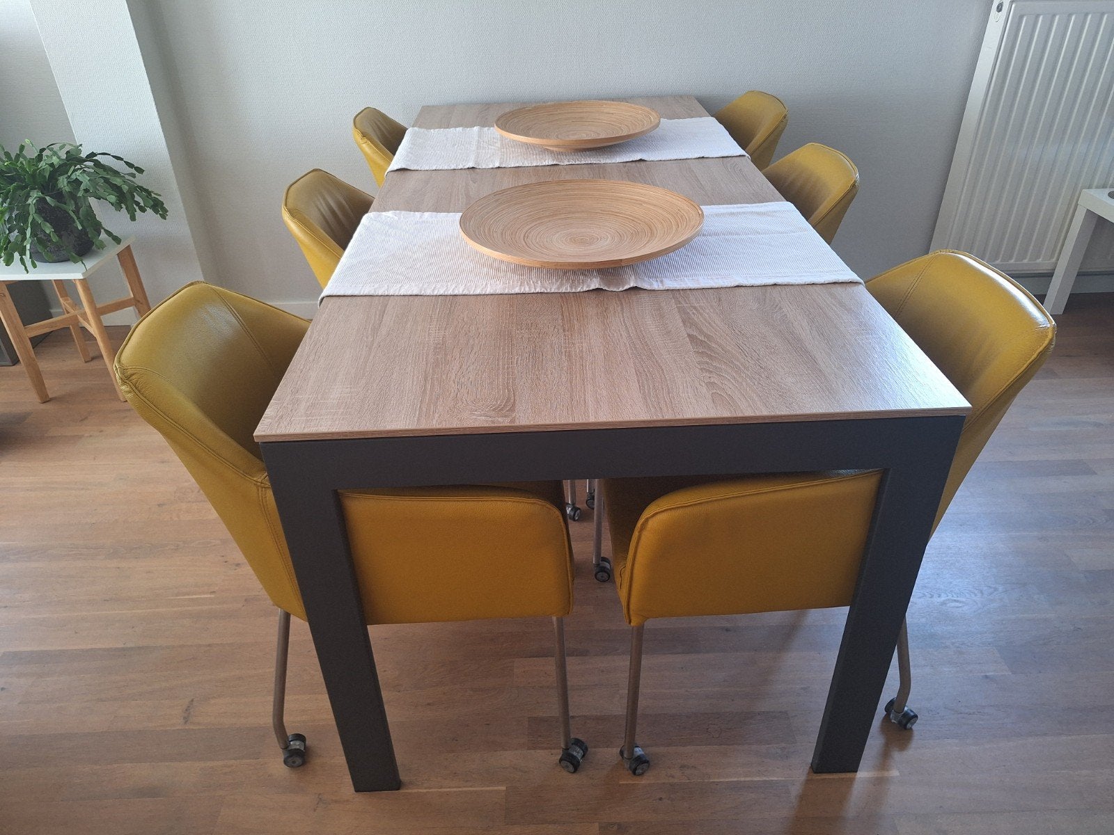 6 leren, okergele eetkamerstoelen van het merk Montel, Ophalen