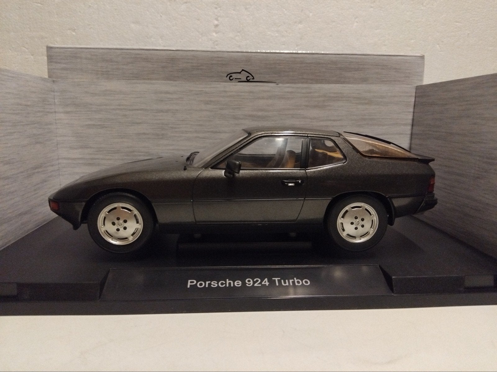 Porsche 924 Turbo donkergrijs antraciet 1979 Mcg 1:18 KRD, Ophalen of Verzenden, Zo goed als nieuw, Auto, Overige merken
