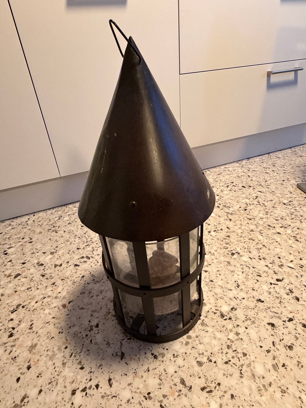 Antieke metalen lantaarn met glazen cilinder, Ophalen