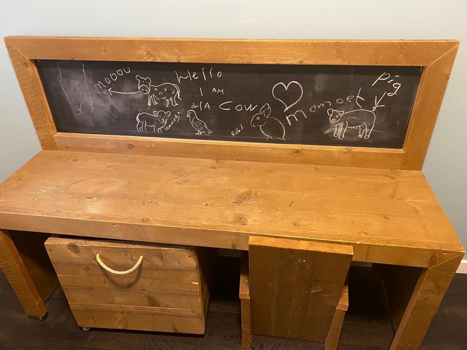 Kinder knutsel / teken tafel met krijtbord en opbergruimte, Ophalen, Gebruikt, Overige typen