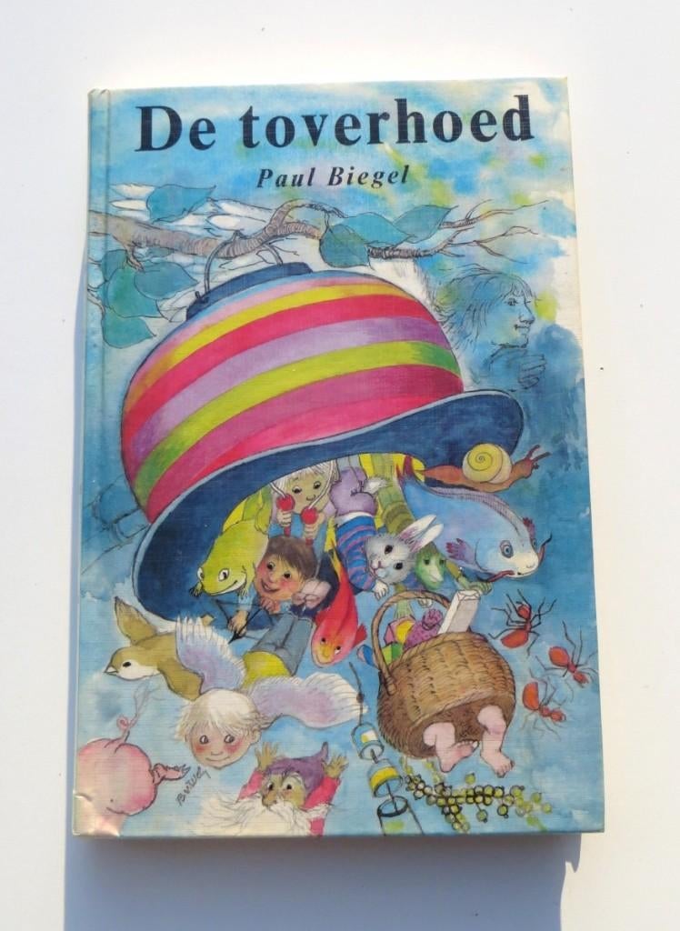 Fantasie Gezinsverhalenboek M5091: De Toverhoed 4+/8+, Paul Biegel, Ophalen of Verzenden, Zo goed als nieuw, Sprookjes