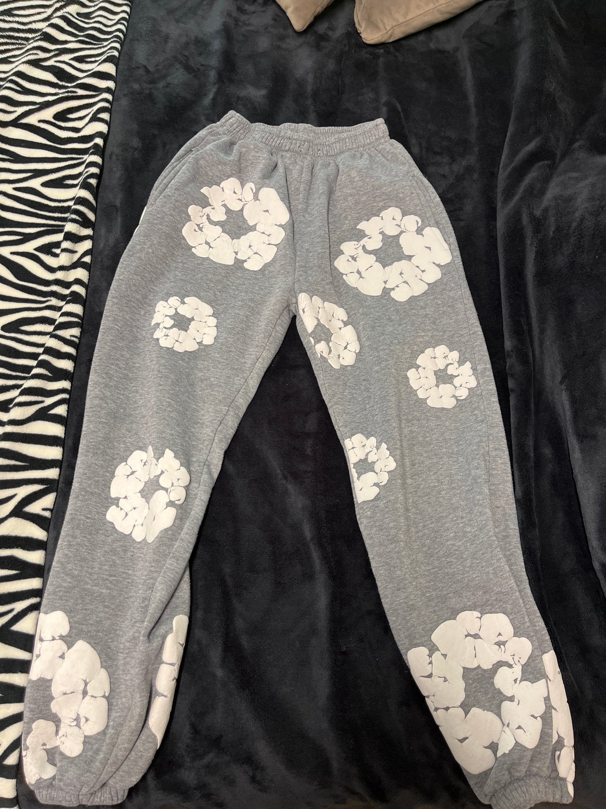 Grijze joggingbroek met witte bloemenprint, Maat 38/40 (M), Ophalen of Verzenden, Gedragen, Grijs
