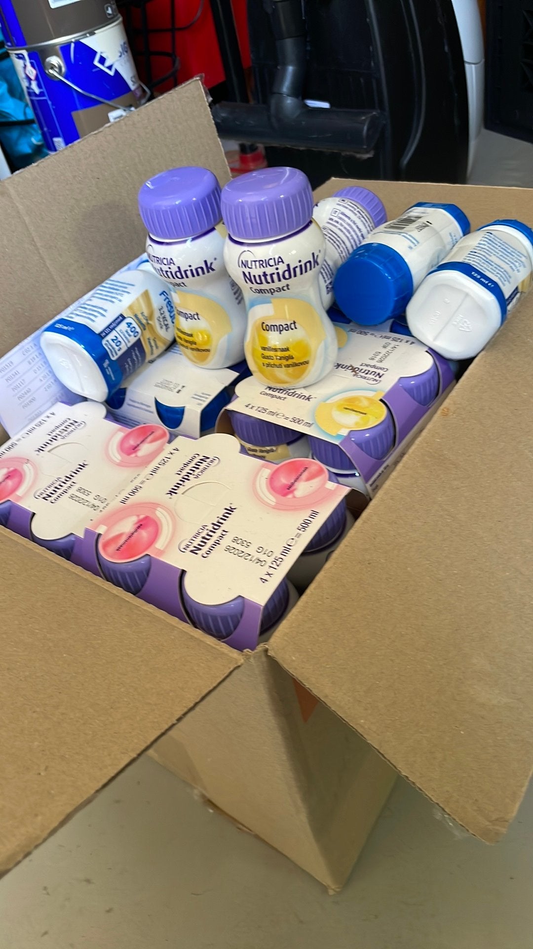 Doos vol Nutridrink in allerlei smaken, Ophalen