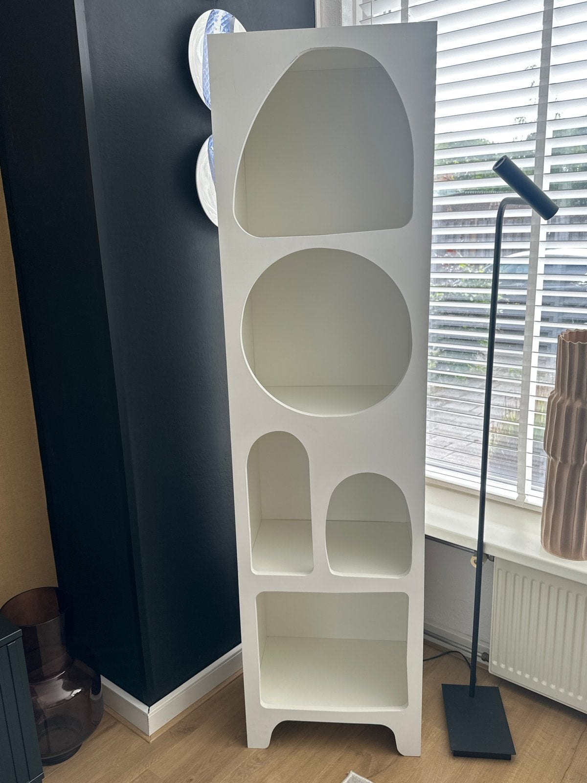 Unieke witte boekenkast met organische vormen, Ophalen, Met plank(en), Minder dan 50 cm, Gebruikt