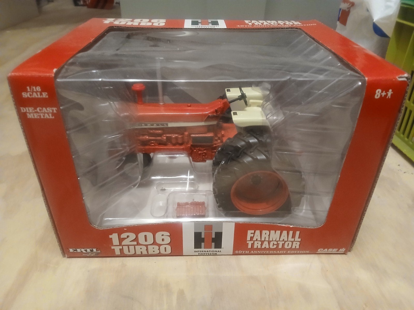 Ertl International Farmall 1206 turbo 40th anniversity edit, Ophalen of Verzenden, Nieuw, Tractor of Landbouw