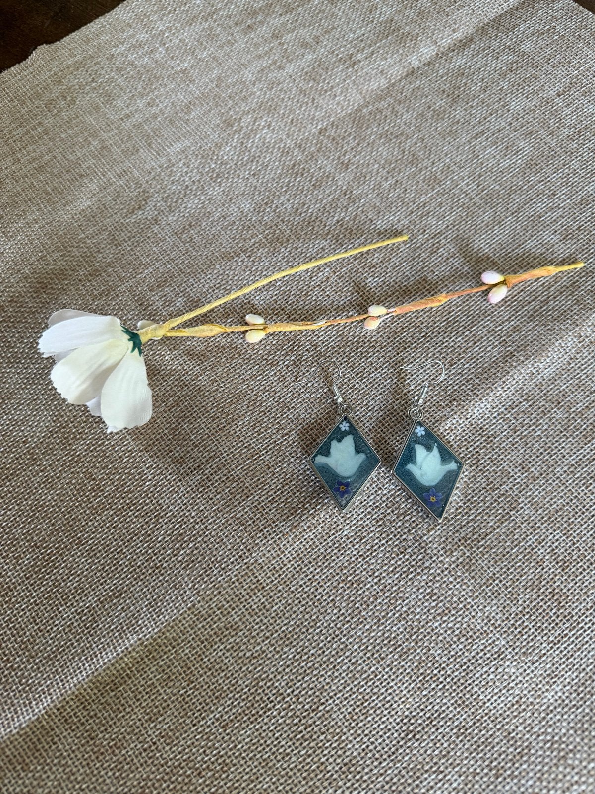 Handgemaakte zilveren oorbellen met duifjes en bloemen, Hangers, Blauw, Nieuw, Ophalen of Verzenden