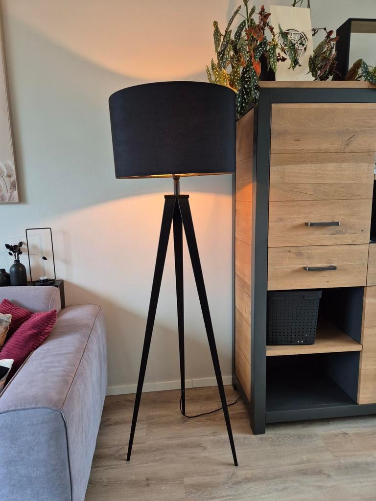 Tripod vloerlamp zwart merk Zuiver, Huis en Inrichting, Lampen | Vloerlampen, Ophalen, Zo goed als nieuw, 150 tot 200 cm