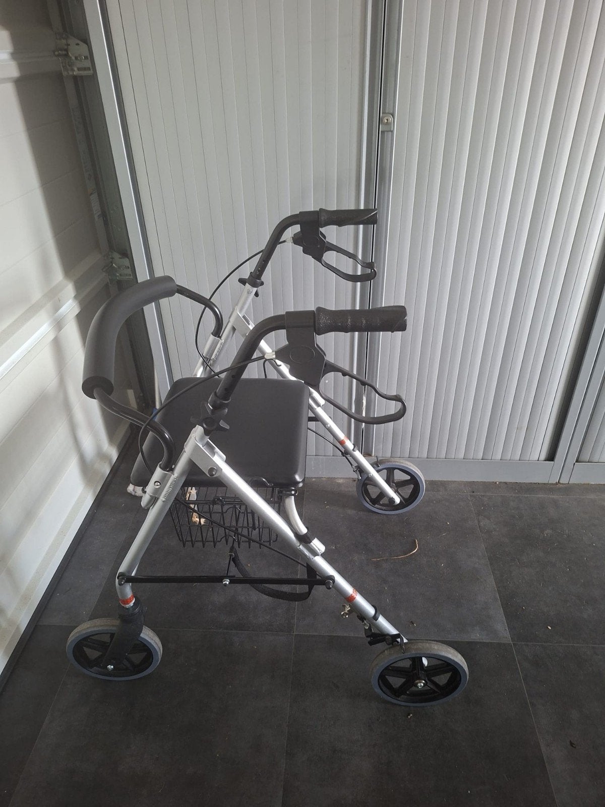 Vrijwel hagel nieuwe instelbare rollator., Diversen, Ophalen, Zo goed als nieuw
