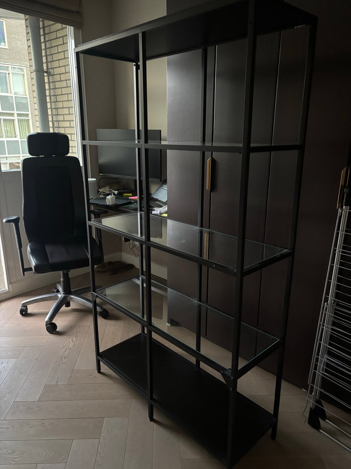 Zwart metalen rek met glazen planken, Ophalen, Met plank(en), Gebruikt, 50 tot 100 cm