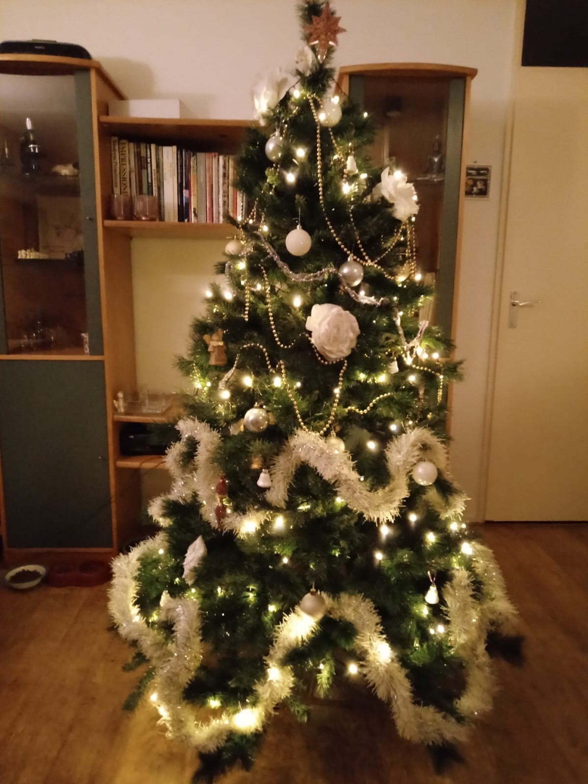 Kunstof Kerstboom (180cm) Met Veel Kerstballen en Versiering, Diversen, Ophalen of Verzenden, Zo goed als nieuw