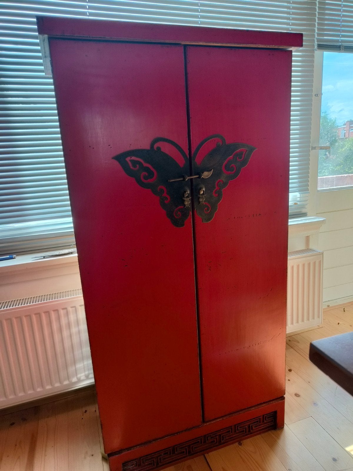 Unieke Chinese kast met vlindermotief - rood, Antiek en Kunst, Ophalen