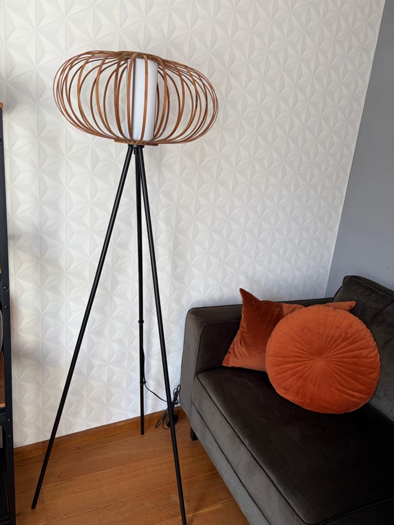 Japandi Staande Lamp - Zwart Drie Poot & Houten Kap, Ophalen of Verzenden, Zo goed als nieuw, Hout, 150 tot 200 cm