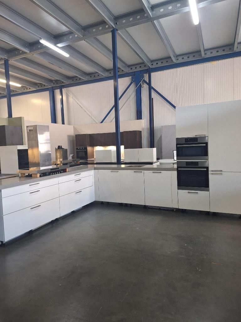 Keuken Compleet met APP 120Keukens op voorraad Nr. 2932, Ophalen of Verzenden, Zo goed als nieuw, Hoekkeuken, Met kookeiland