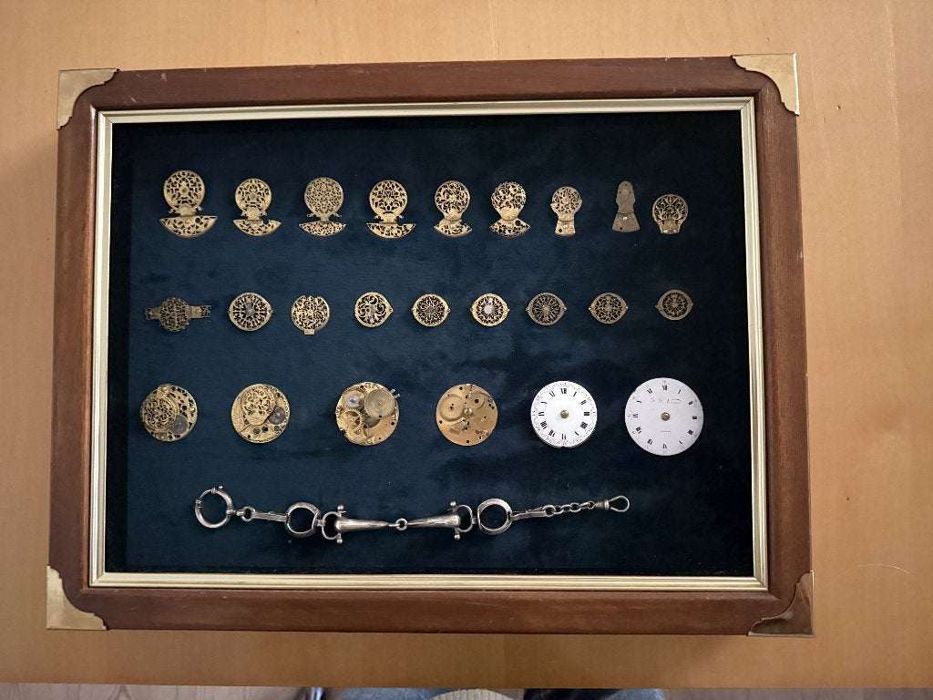 Vitrine kastje met zakhorloge kloofjes, etc., Ophalen of Verzenden