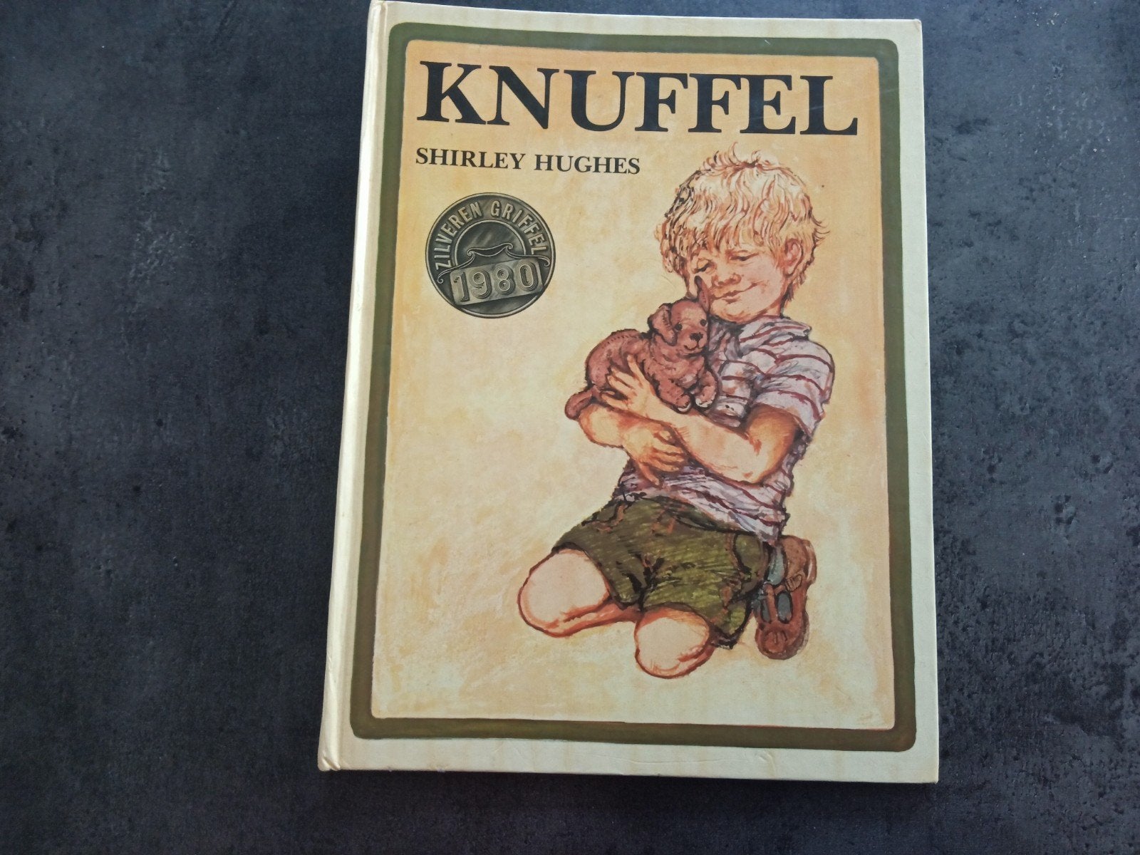 KNUFFEL. Shirley Hughes, Ophalen of Verzenden, Zo goed als nieuw