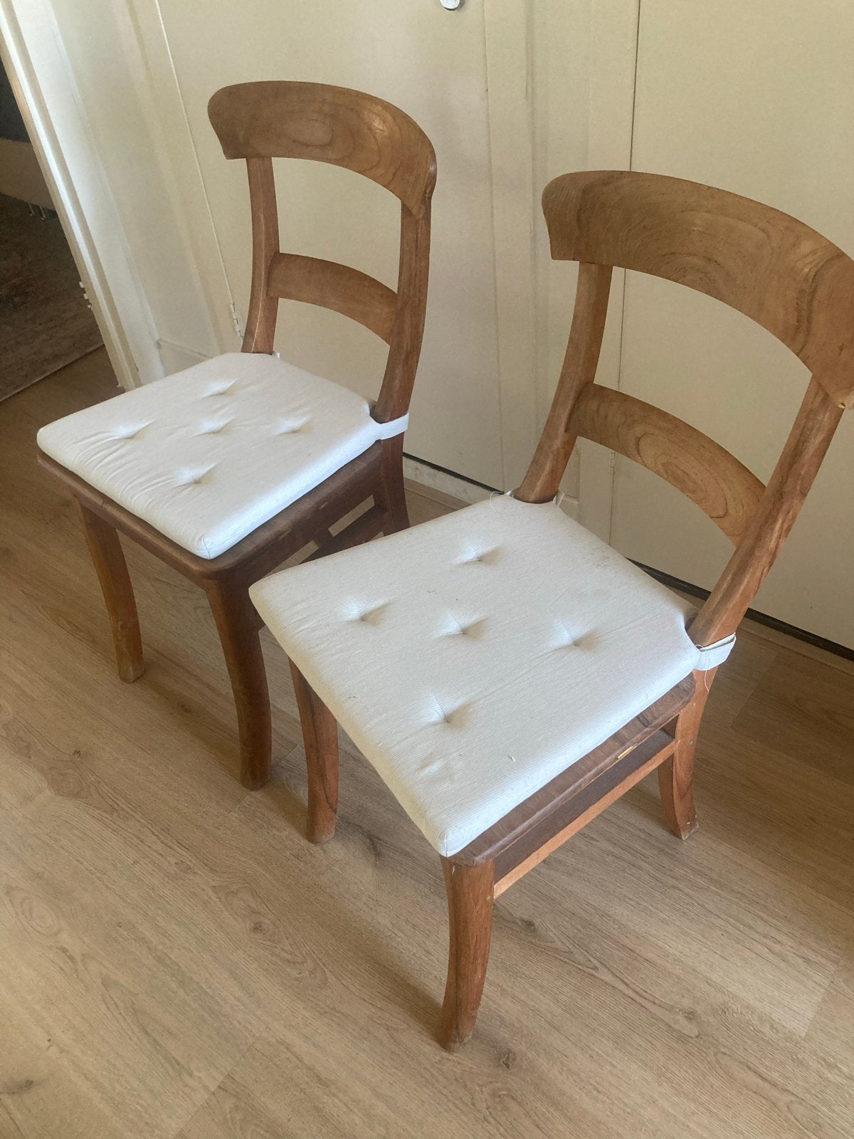 Set van 2 houten stoelen met kussens, Huis en Inrichting, Stoelen, Ophalen, Gebruikt, Twee, Overige kleuren