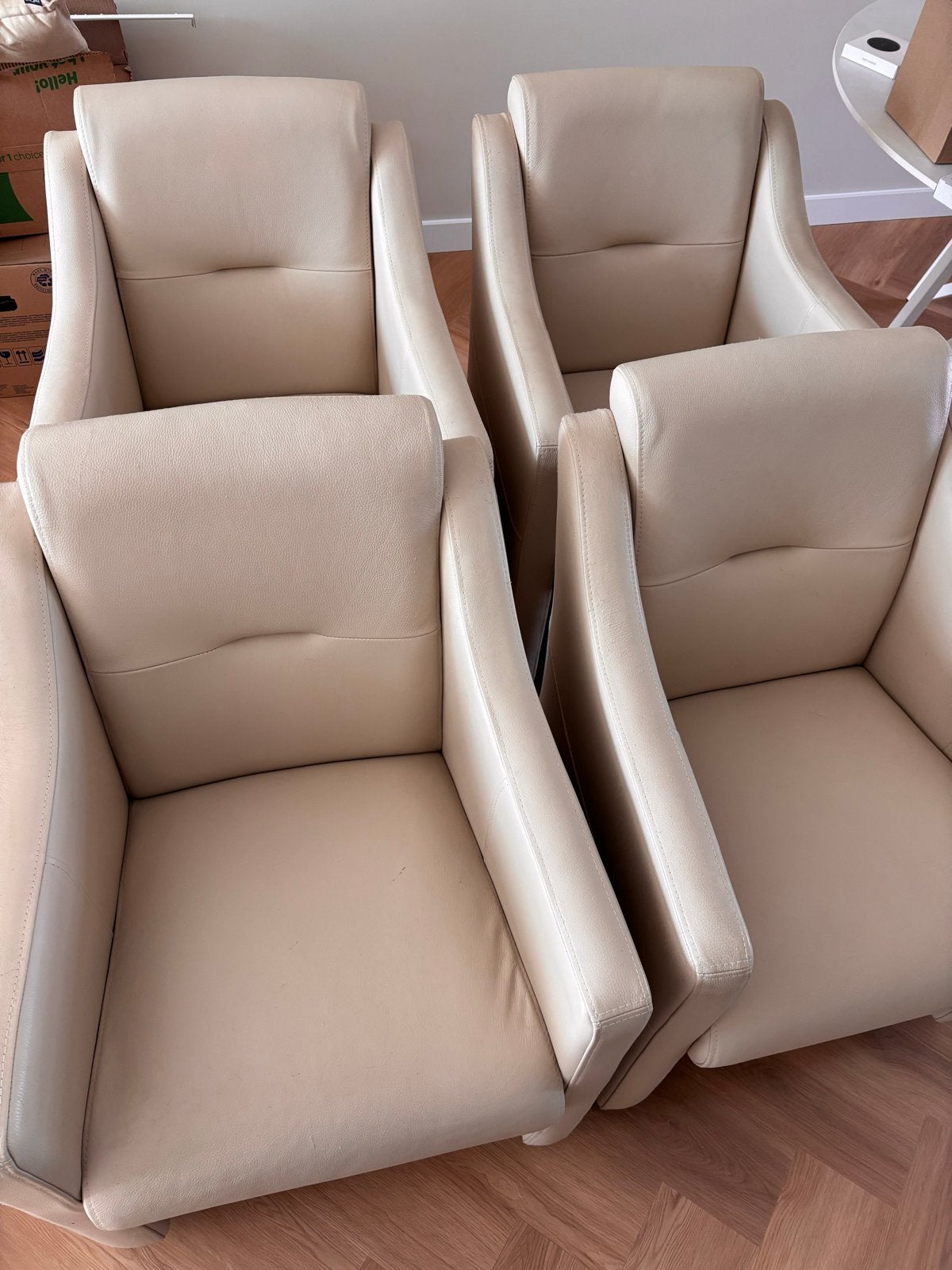 GRATIS. 4 Eetkamerstoelen met wieltjes - Beige, Ophalen, Gebruikt, Overige kleuren, Leer