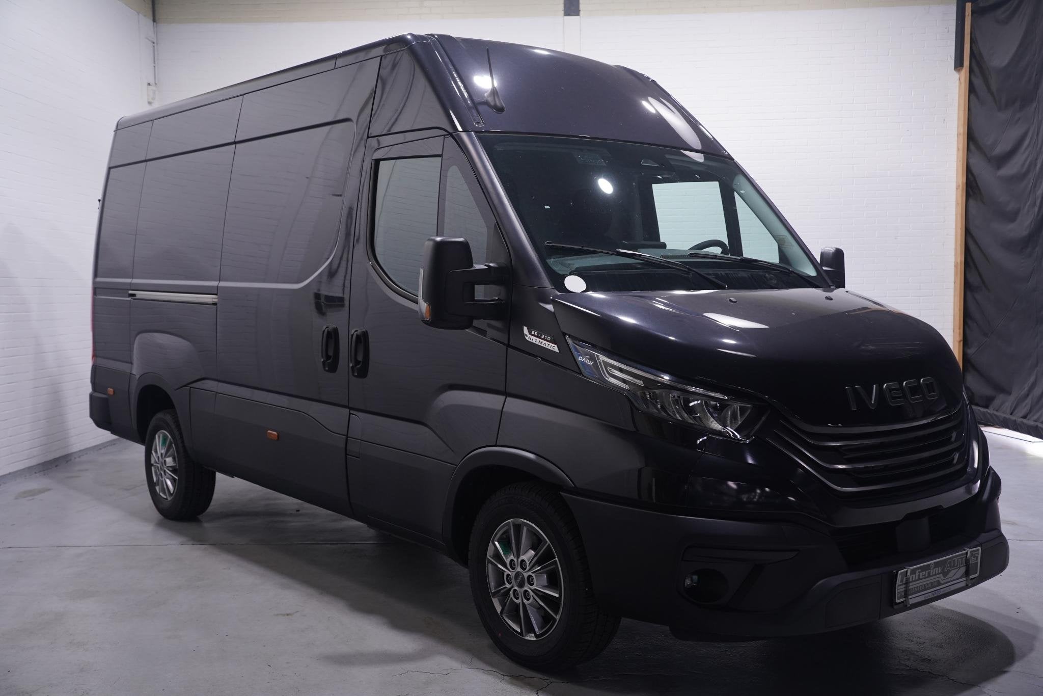 Iveco Daily 35S21 210 pk L2H2 Aut. Ook als 180 pk op voorraa, Auto's, Bestelauto's, Automaat, Gebruikt, Zwart, 4 cilinders