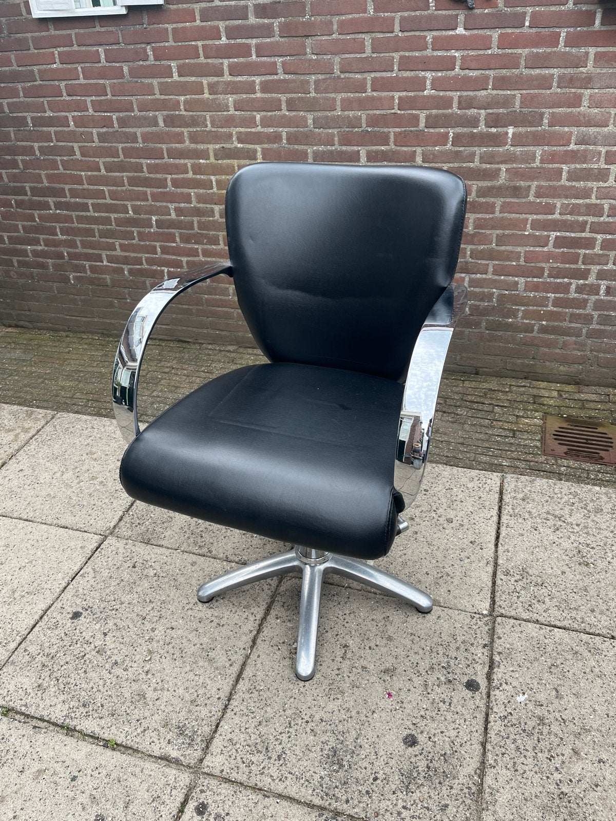 Kappersstoel met pomp - Zwart, breed 58cm, Ophalen, Kunststof, Gebruikt, Zwart