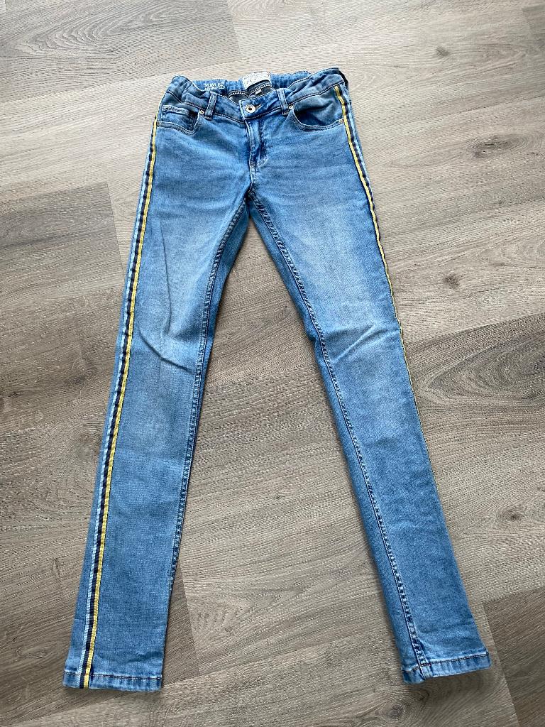 REVIEW spijker broek nette staat met sierbies maat 164 DJ, Broek, Gebruikt, Meisje, Ophalen of Verzenden
