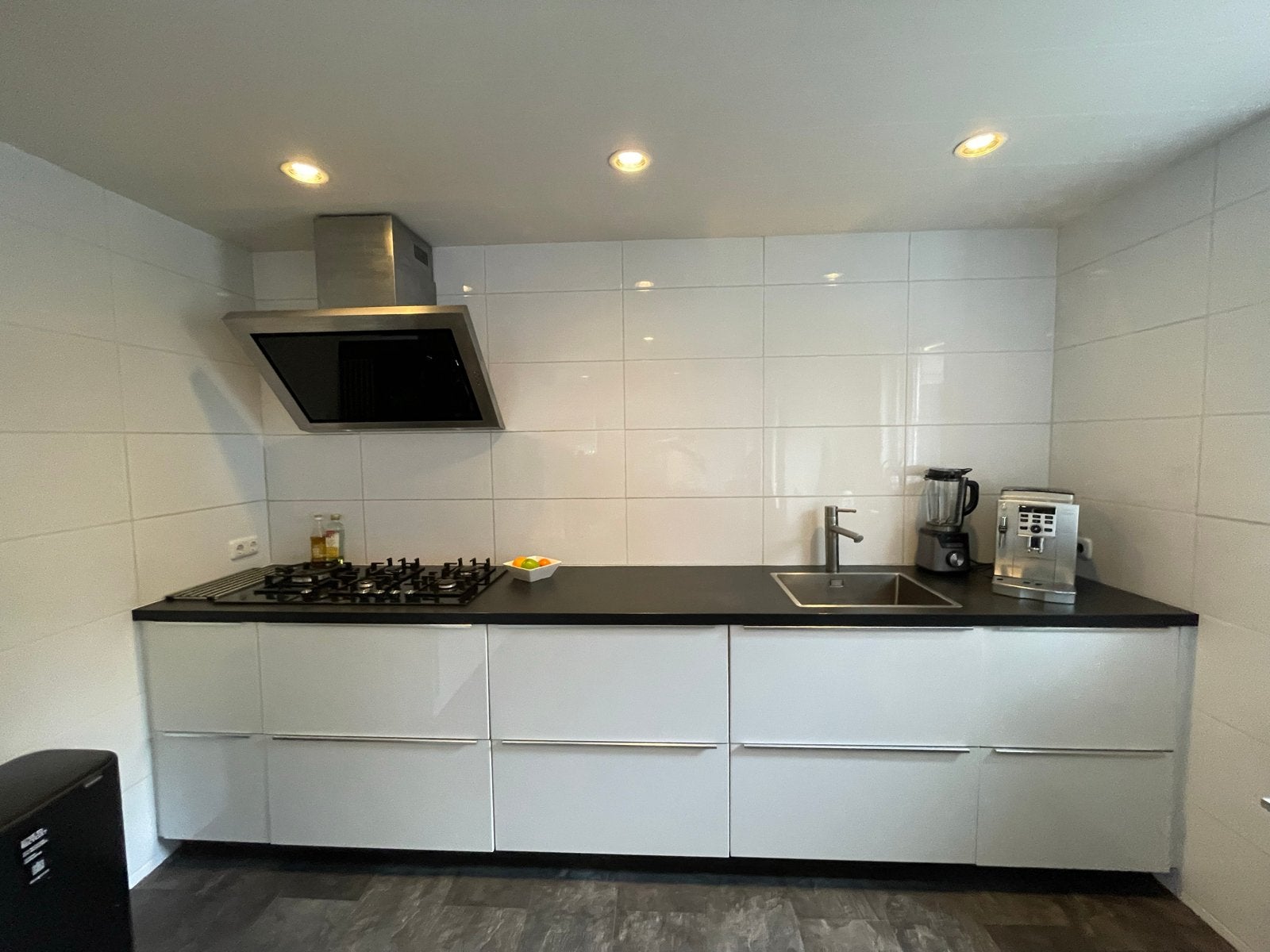 Foto 5 van Moderne witte keuken met inbouwapparatuur