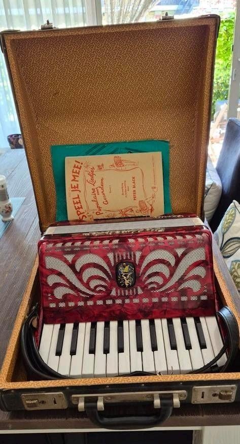 Weltmeister Caprice Accordeon - Rood, met koffer en riemen, Muziek en Instrumenten, Accordeons, Ophalen, Gebruikt, Overige formaten