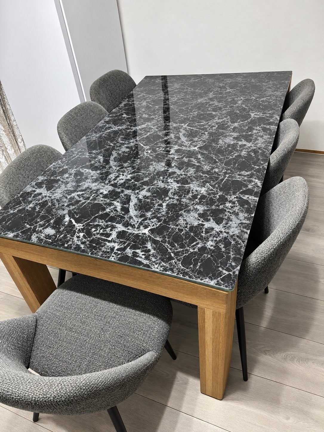Elegante eettafel met marmerlook glasplaat, Huis en Inrichting, 100 tot 150 cm, Ophalen of Verzenden, Zo goed als nieuw, Vijf personen of meer