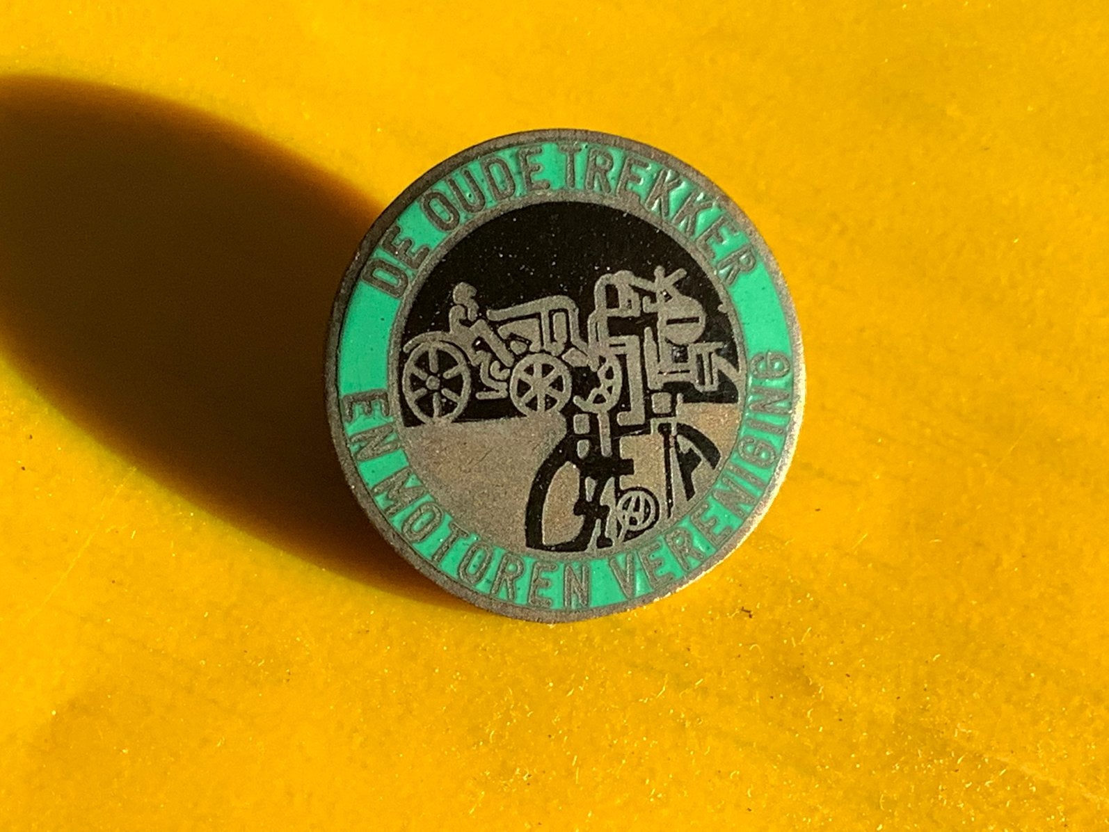 Emaille broche OTMV De Oude Trekker en Motoren Vereniging, Ophalen of Verzenden, Gebruikt, Overige onderwerpen, Speldje of Pin