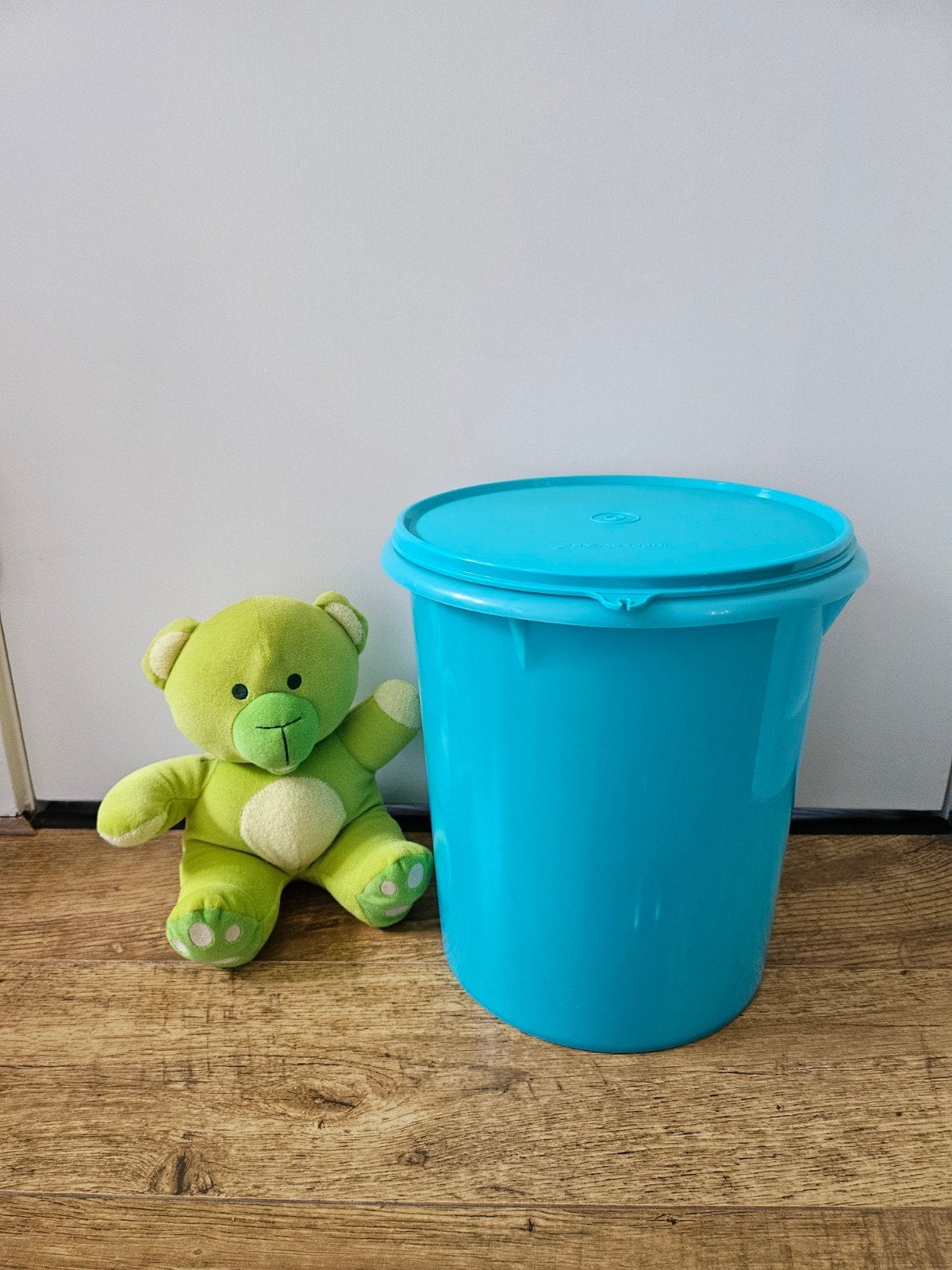 # Tupperware nieuwe aqua wasemmer 8,5 liter, Huis en Inrichting, Keuken | Tupperware, Nieuw, Emmer, Blauw, Lekvrij, Luchtdicht