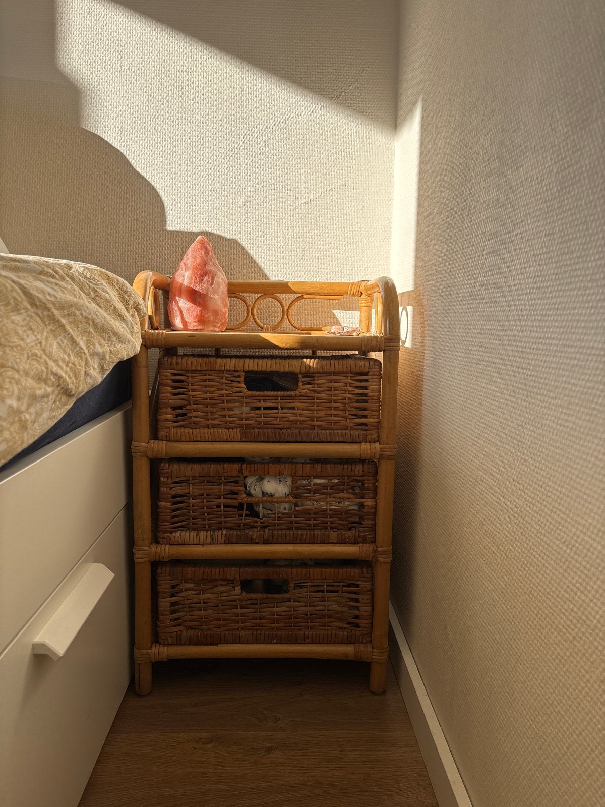 Rotan nachtkastje, Huis en Inrichting, Ophalen, Overige materialen, Gebruikt, Minder dan 45 cm