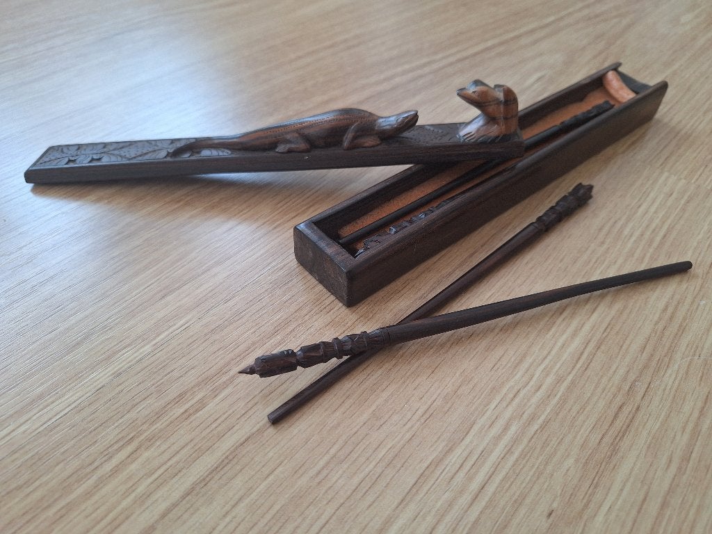 Houtsnijwerk. Kistje met eetstokjes. Salamander en kikker?, Overige onderwerpen, Houtsnijwerk, Minder dan 20 cm, Ophalen of Verzenden