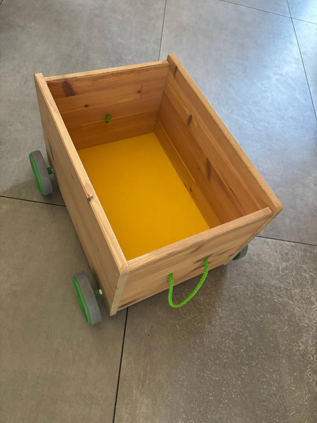 Houten duwkar/loopwagen met gele bodem, Ophalen, Gebruikt, Duwvoertuig