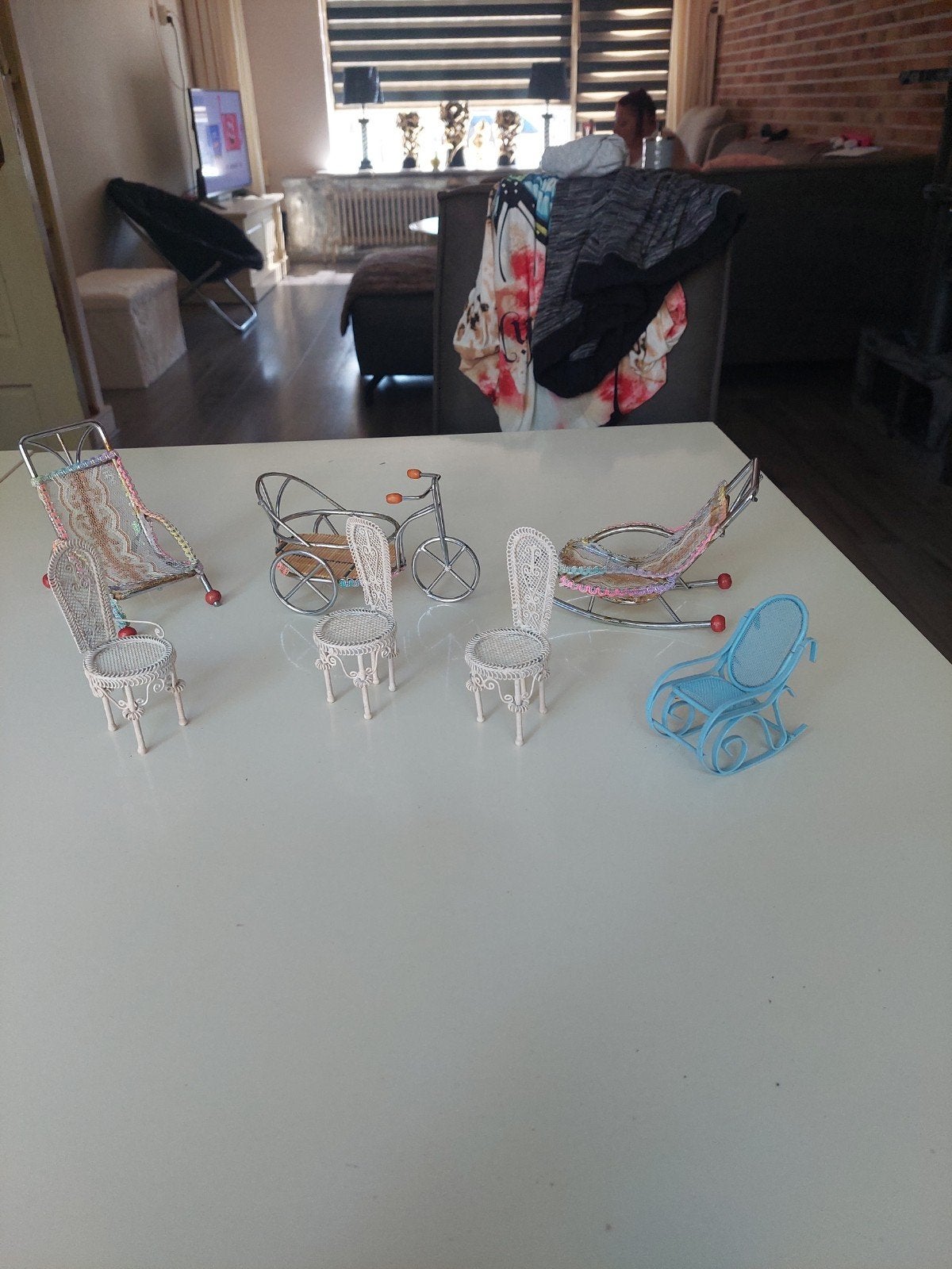 Vintage poppenhuis meubeltjes: stoeltjes, bedje, kinderwagen, Verzamelen, Poppenhuizen en Toebehoren, Ophalen of Verzenden