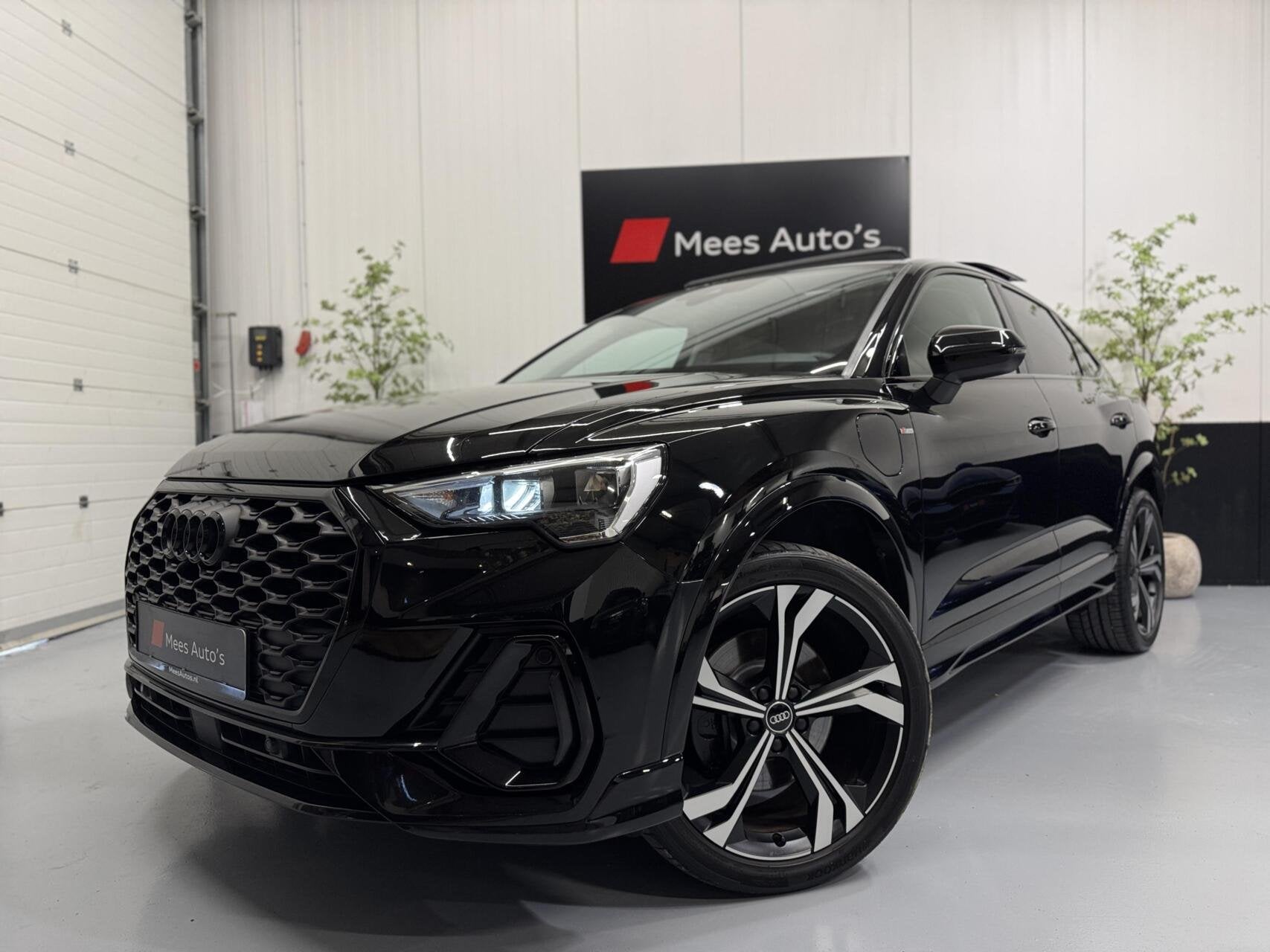 Audi Q3 Sportback 45 TFSI e S Edition|Pano|Ambiance|20 inch|, Auto's, Stof, Gebruikt, Met garantie (alle), Zwart