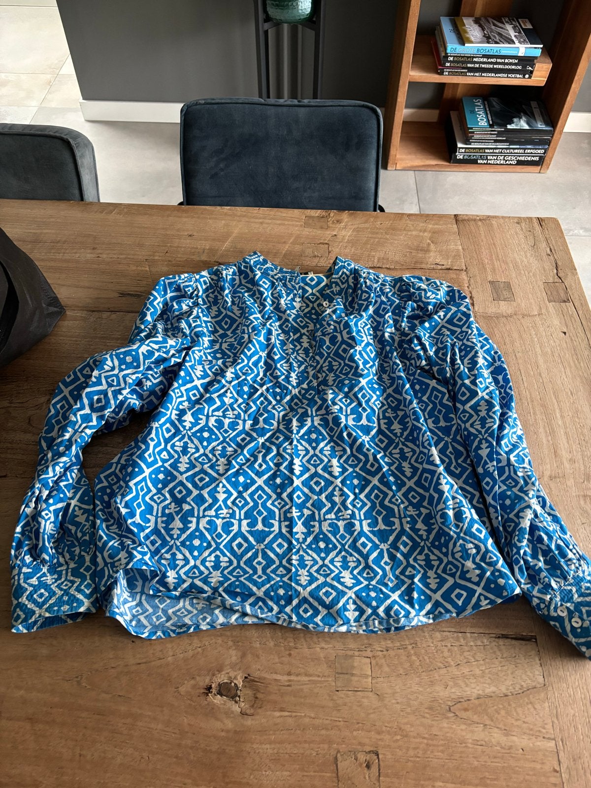 Nukus blouse maat L - Blauw met wit patroon, Kleding | Dames, Ophalen of Verzenden, Zo goed als nieuw, Maat 42/44 (L), Blauw