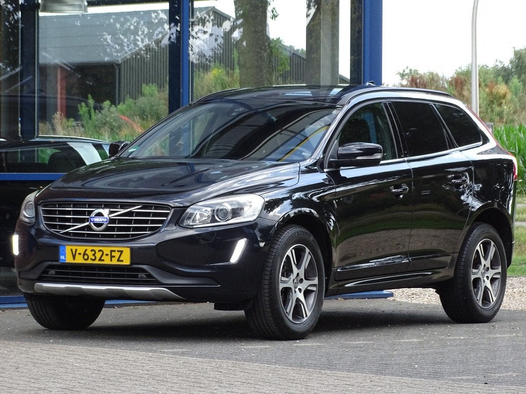 Volvo XC60 momentum half leer (bj 2015), Auto's, Euro 5, 136 pk, Gebruikt, Zwart
