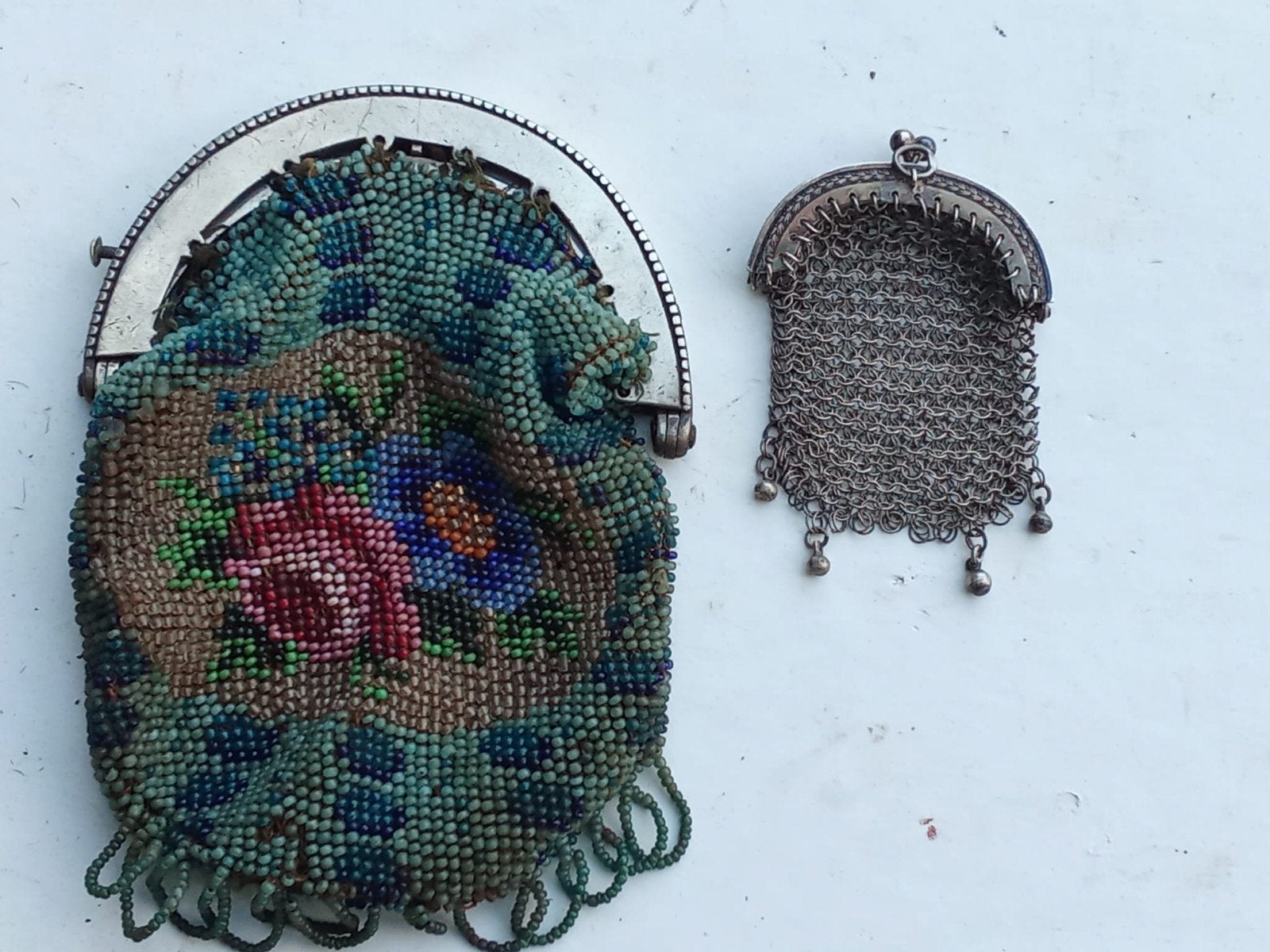 Antieke tasjes met zilveren beugels - Kraaltjes en ketting, Ophalen of Verzenden, Zilver