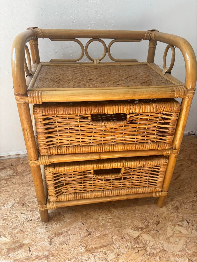 Vintage rotan nachtkastje met twee lades, Huis en Inrichting, Slaapkamer | Nachtkastjes, Gebruikt, 55 tot 70 cm, 45 tot 65 cm