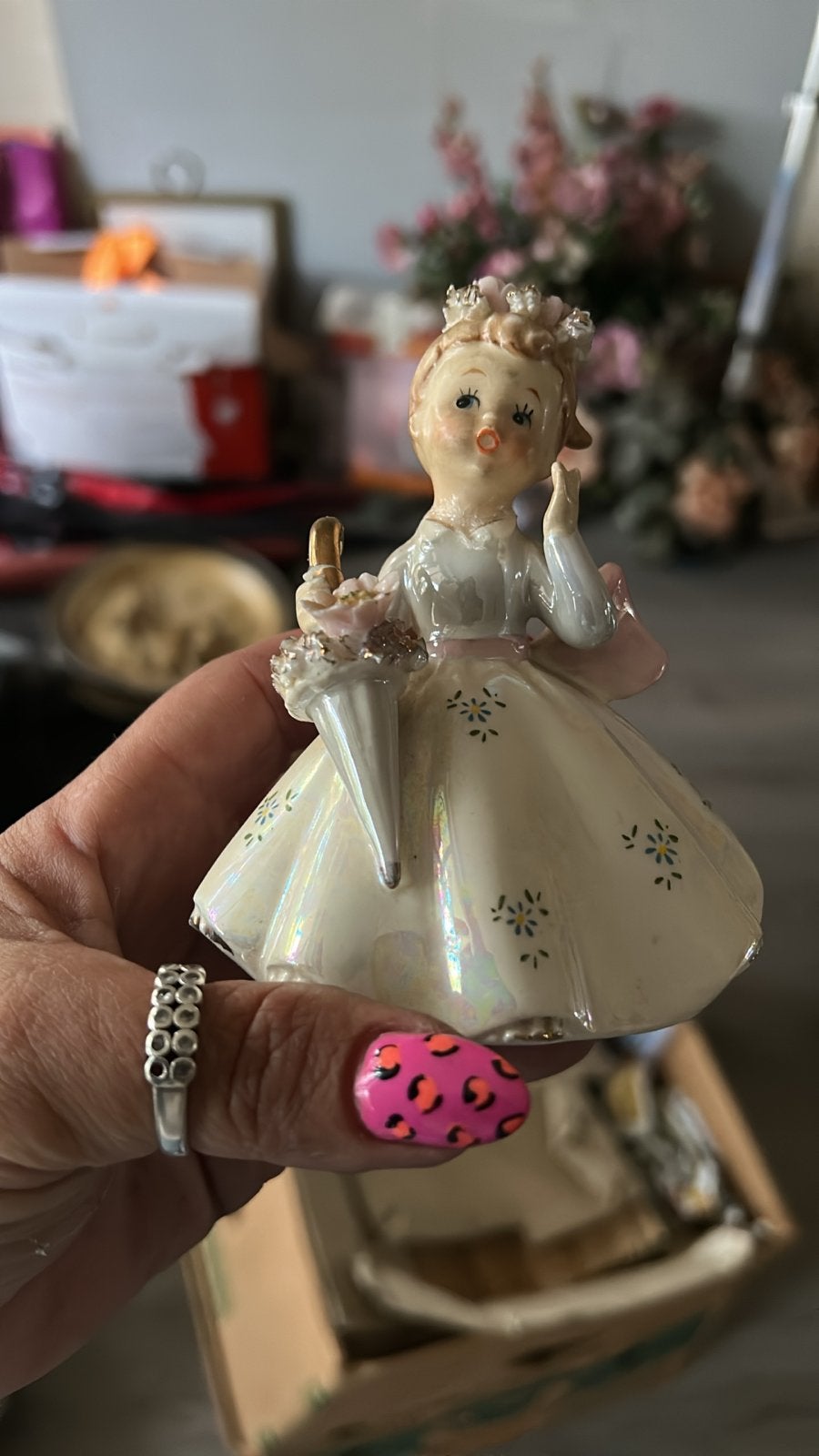 Vintage Japanse porseleinen beeldje meisje met paraplu, Ophalen of Verzenden, Gebruikt, Mens