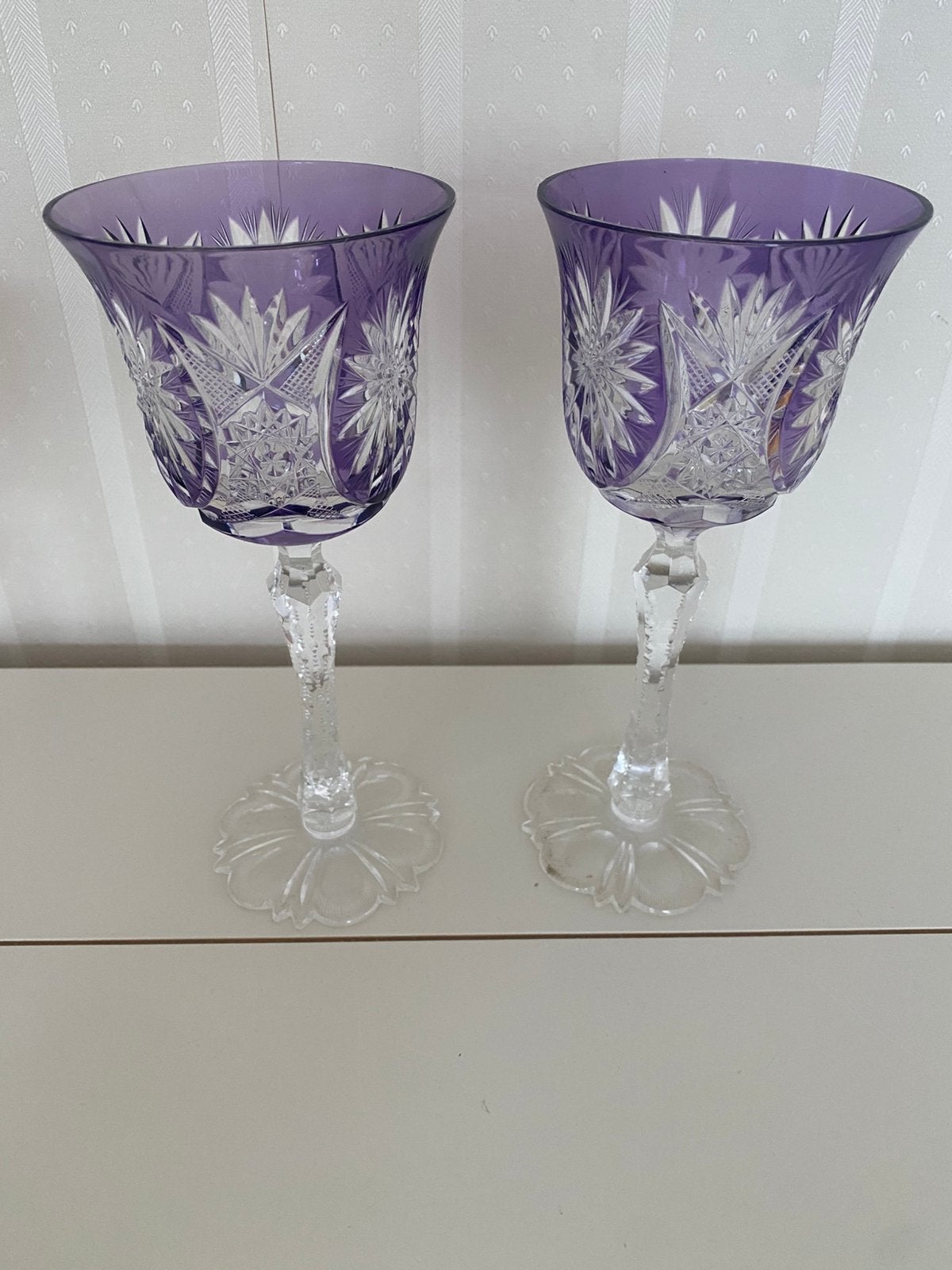 2 Prachtige vintage paarse geslepen kristallen wijnglazen, Ophalen