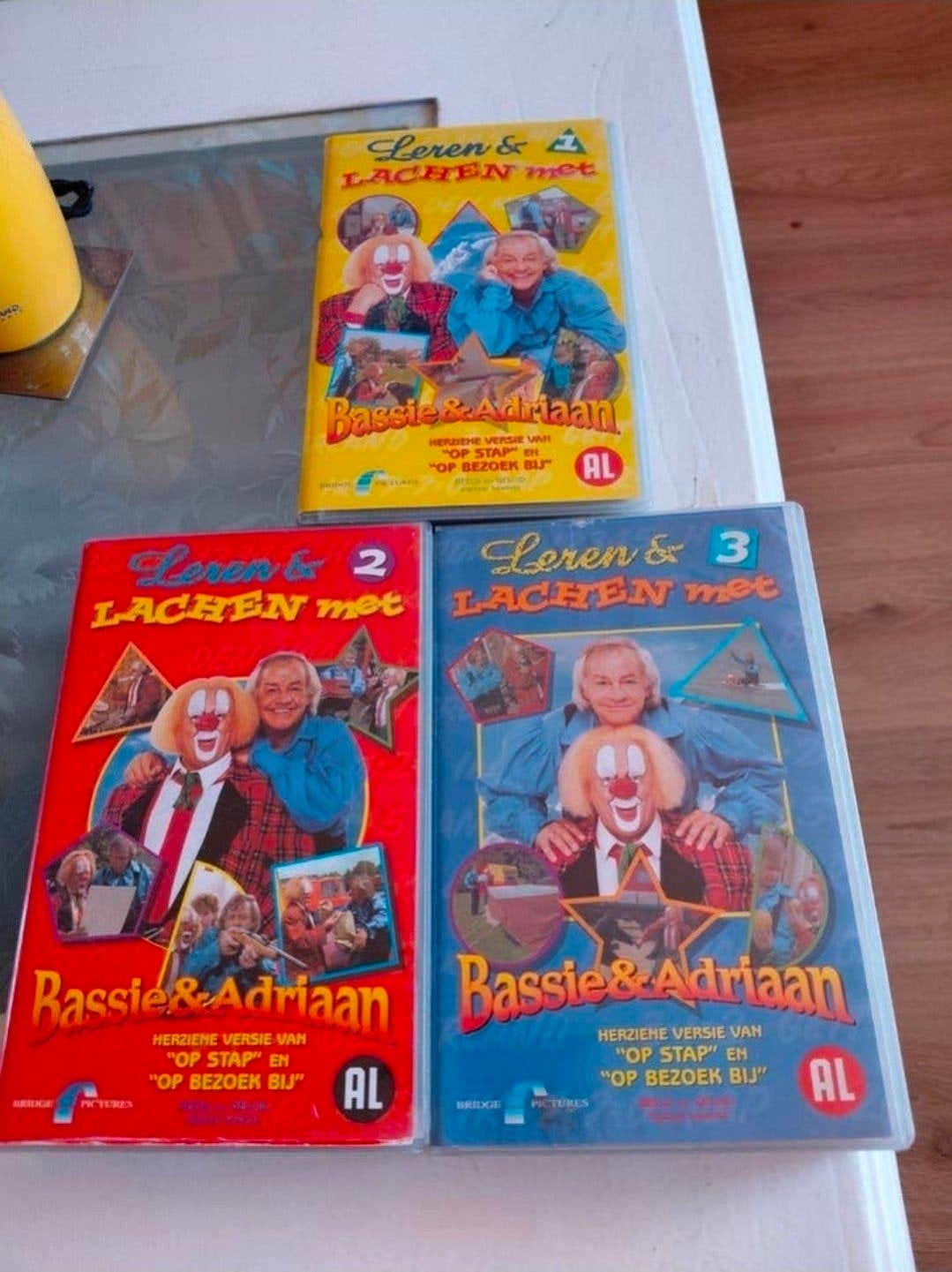 Bassie en Adriaan Leren en Lachen deel 1,2,3 op videoband., Gebruikt, Ophalen of Verzenden, Kinderprogramma of -film, Spaans
