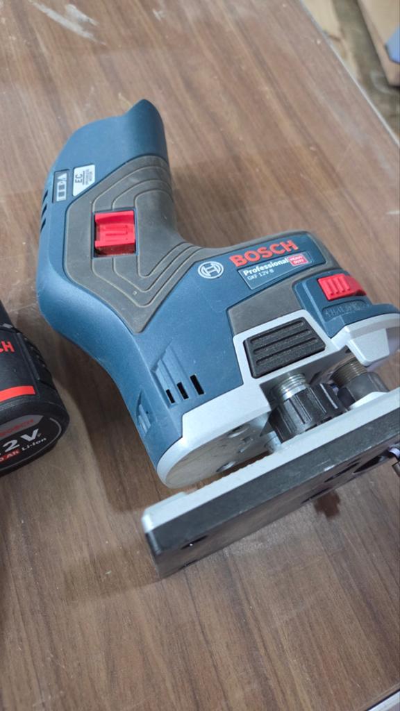 Bosch Kantenfrees GKF 12V-8 met 2x 12V accu en lader, Kantenfrees, Accu, Ophalen of Verzenden, Zo goed als nieuw