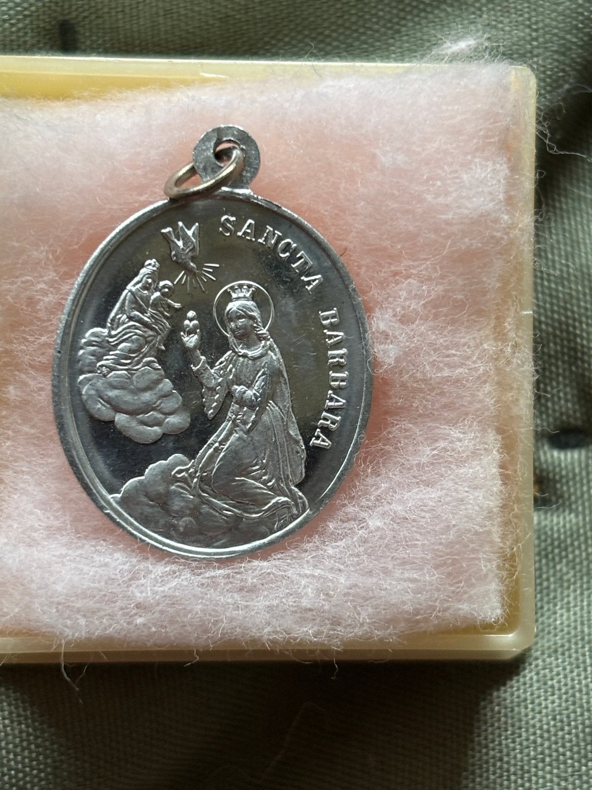 Zilverkleurige Medailles: Heilige Barbara & Beschermengel, Ophalen of Verzenden