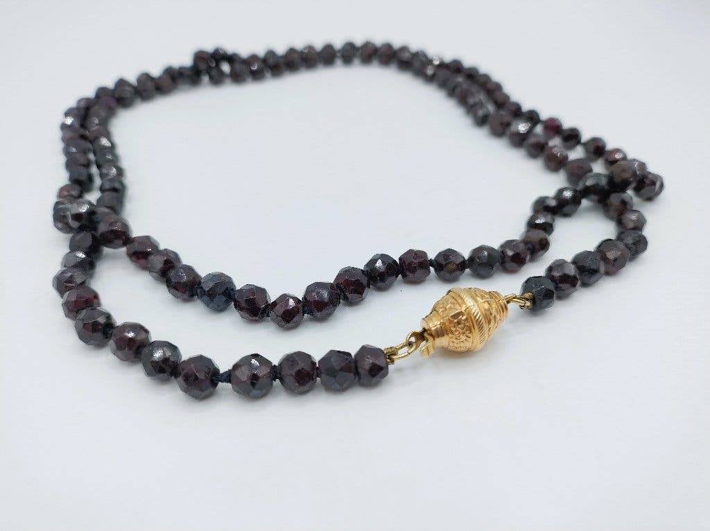Granaten ketting met gouden slot, 91 cm
